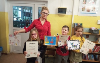 Powiększ obraz: Wręczenie nagród uczniom klasy 1: Hannie Franczyk, Franciszkowi Meszczyńskiemu i Julii Dworczak.